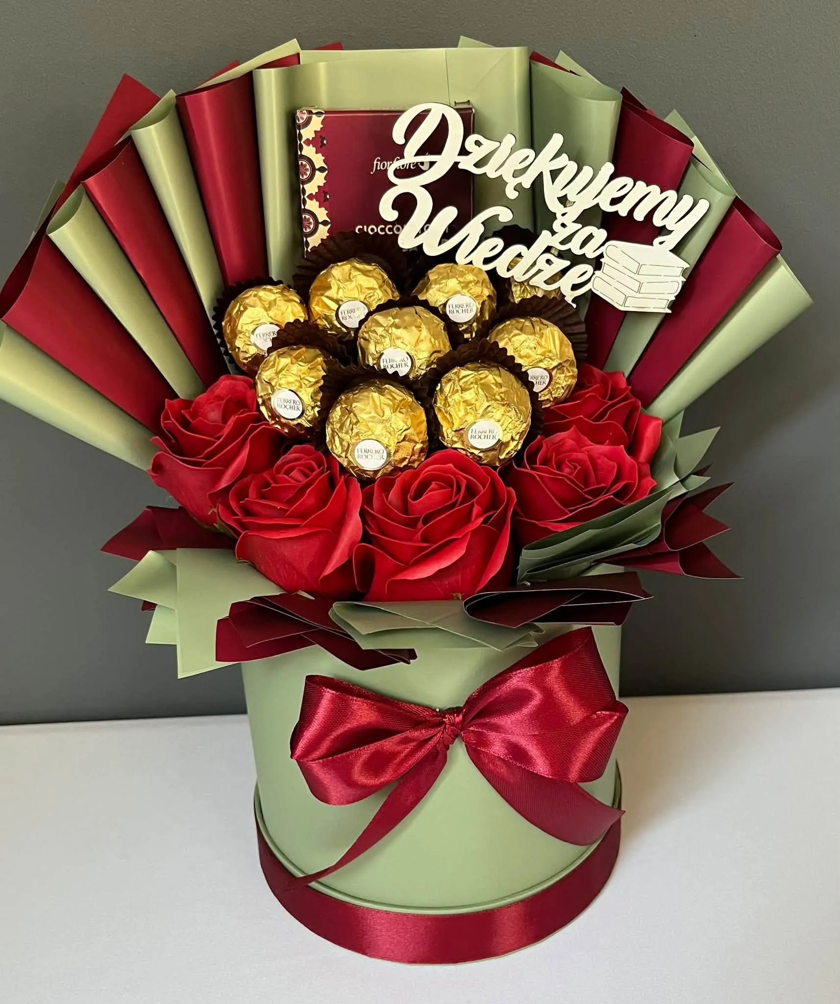 Bukiet z czerwonych róż i czekoladek Ferrero Rocher z napisem „Dziękujemy za Wiedzę”