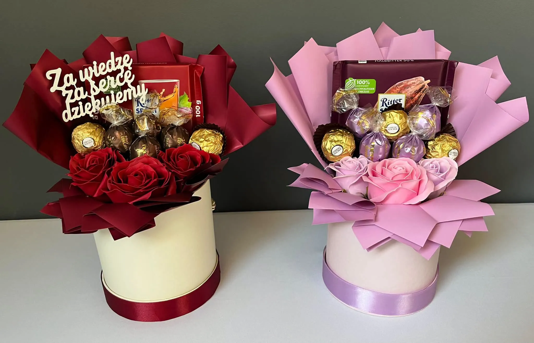 Dwa bukiety ze słodyczy Ferrero Rocher i Ritter Sport z różami, w czerwonym i różowym opakowaniu