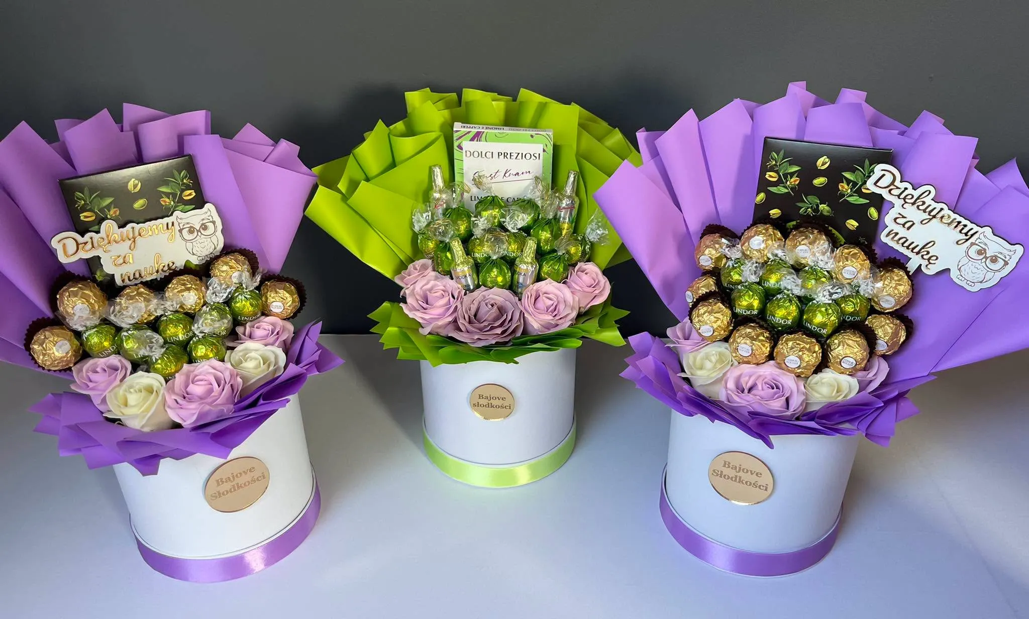 Trzy fioletowo-zielone kompozycje ze słodyczy Ferrero Rocher i Lindor z napisem „Dziękujemy za naukę”