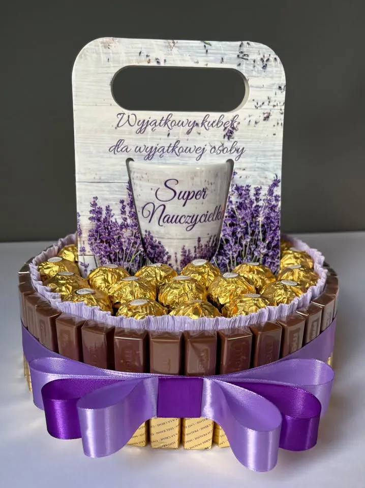 Słodki tort z czekoladek Ferrero Rocher i kubkiem w prezencie, spięty fioletową wstążką